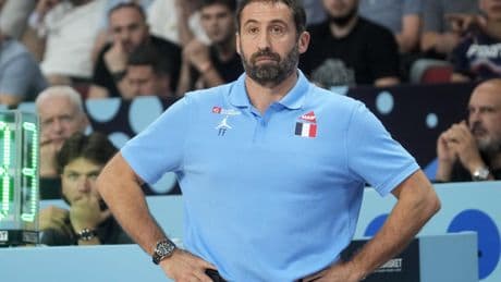 EuroBasket : «Je vais en rester là parce qu’il faut que ça redescende», les mots de Fauthoux dans le vestiaire après le fiasco face à la Géorgie (vidéo)