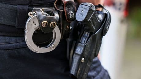 Kriminalität: Mann will an Polizeiwaffen - Schuss trifft Hauswand