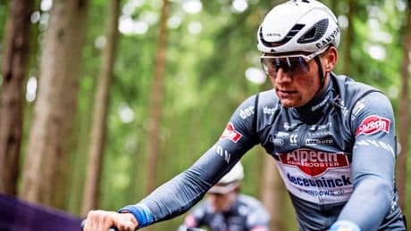 Mathieu van der Poel valt twee keer in eerste ronde bij mountainbikerentree en stapt af