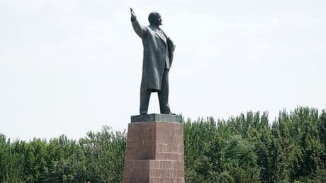 Orta Asya'nın en büyük Lenin heykeli indirildi