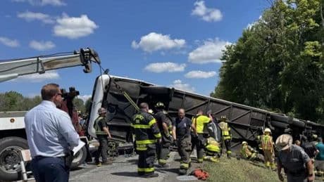 Al menos cuatro muertos y varios heridos al volcar un autobús turístico en Nueva York