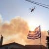 Griechenland: Feuer nahe Athen - Häuser in Flammen