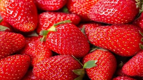 Simples Küchenmittel hilft: So werden Erdbeeren pestizidfrei