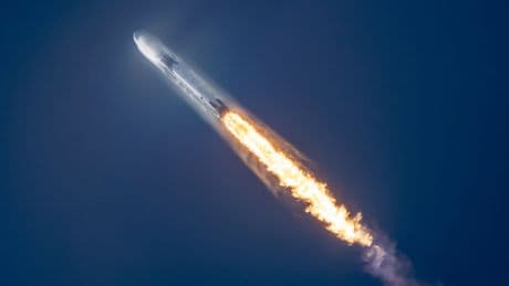La razón oculta por la que Elon Musk lanza satélites de archienemigos como Jeff Bezos: el espectro radioeléctrico