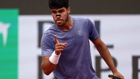 Alcaraz se mete en los cuartos de Roma tras salir vivo de la ruleta rusa ante el duro Khachanov