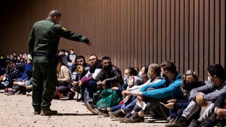 "Terriblemente distópico": Estados Unidos rastrea el ADN de 130.000 niños migrantes y los almacena en una base de datos para criminales