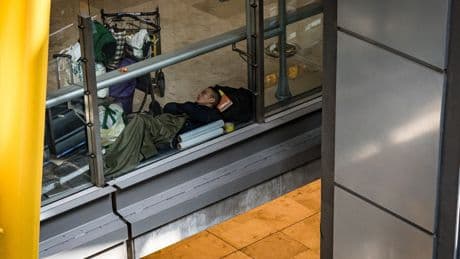 Almeida da un ultimátum al Gobierno ante la &quot;emergencia social&quot; en Barajas y Puente estalla:  &quot;Son pobres desatendidos&quot;