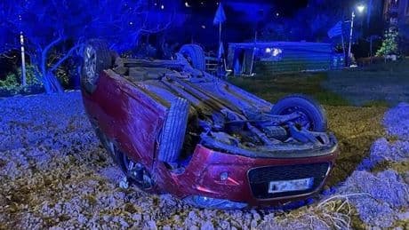 Una persecución policial en Leioa termina con el coche a la fuga dando varias vueltas de campana