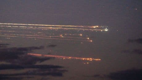 Una estela brillante sorprende a EEUU en plena tormenta solar: ¿ovni, aurora o cohete chino?