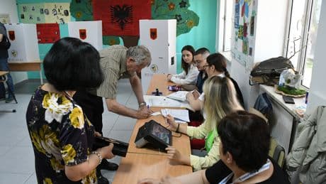 Arnavutluk sandık başında! Oy kullanma işlemi başladı