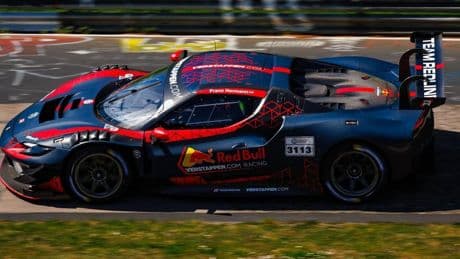 Pillan a Verstappen corriendo con un nombre falso y sobre un Ferrari en Nürburgring