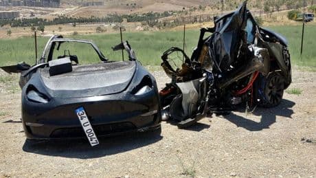 Direğe çarpıp ikiye bölünen Tesla'nın içindeki iki kişi öldü! Yanan araçtan kurtulamadılar