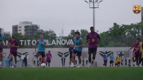 Héctor Fort en el punto de mira durante el entrenamiento del FC Barcelona