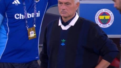 Mourinho'nun Benfica maçında giydiği kazak olay oldu