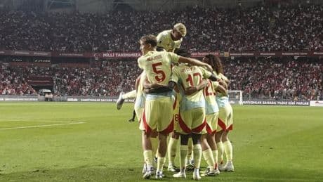 España atropella a Turquía en una noche para el recuerdo y sella casi todo el billete para el Mundial