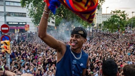 Lamine Yamal, el nuevo '10' del Barça entre lo que fue Messi y en lo que se quedó Ronaldinho: fútbol contra fiestas y polémicas