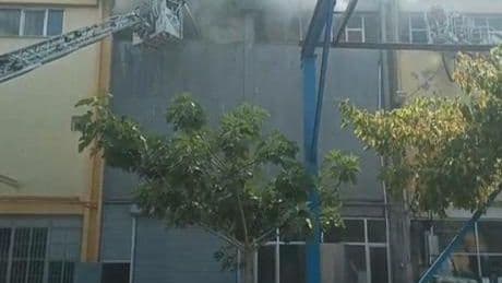 Esenyurt'ta bebek bezi fabrikasında yangın! 1 itfaiye eri yaralandı