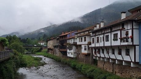 La curiosa historia detrás de las casas colgadas de Orozko