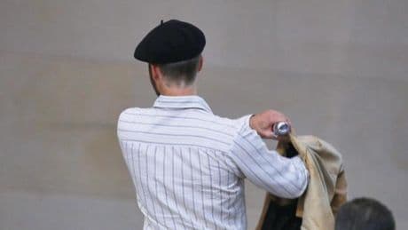 „Ich bitte Sie, Ihre Mütze abzunehmen“, sagt Klöckner