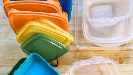 Plastikdosen stinken? Mit diesen Hausmitteln werden sie wieder wie neu