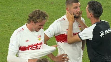 Mit diesem Freistoß-Hammer haut Bayern-Star Olise gleich zwei Stuttgarter um