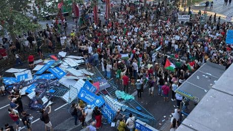 «Une honte internationale», «une leçon au monde entier» : gouvernement et opposition espagnols se déchirent après l’interruption de la Vuelta