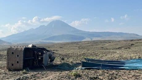 Ayakları ipe dolanan pilot, sepetten düştü!