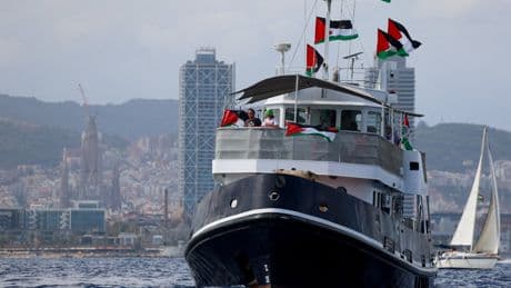 La flotilla humanitaria con ayuda para Gaza zarpa de nuevo tras regresar al puerto de Barcelona por el mal tiempo