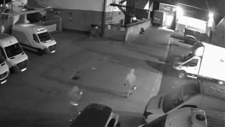 Britische Kleinkriminelle packen aus: Wie der Kreml Londons Straßen in Flammen setzte