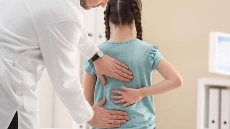 Pourquoi les enfants peuvent-ils aussi souffrir de maux de dos ?