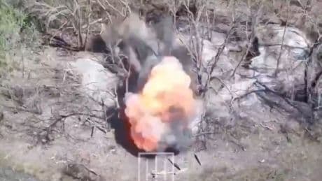 Nahkampf um Stellung - Ukrainer schleudert Mine in Russen-Bunker