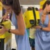 Hoezo, die koffer past er niet in? Arina geeft luchthavenbediende lik op stuk met staaltje krachtpatserij