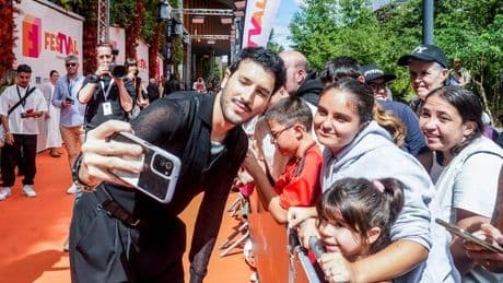Eva González, Malú y Sebastián Yatra animan la primera alfombra naranja: «Es guapísima», «¡Qué pelazo!»