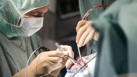 Neuartige Parkinson-Elektrode erstmals in Deutschland implantiert