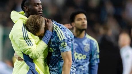 Ajax verspeelt koppositie diep in blessuretijd