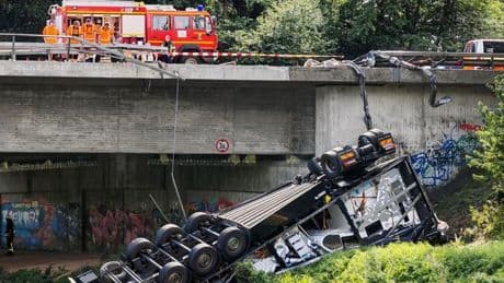 Verkehr: Nach Lastwagenunfall: Straße auf Brücke noch teils gesperrt