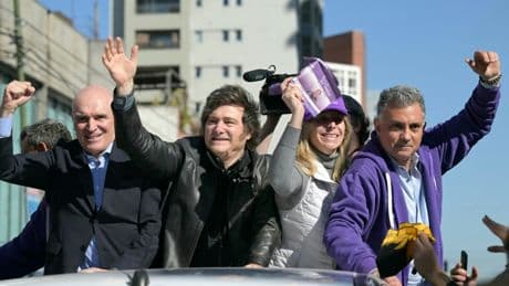 Argentine: Javier Milei visé par des projectiles après des accusations de corruption visant sa sœur