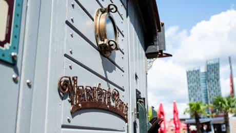 Spielbudenfestival mit Zauberei, Musik und Varieté