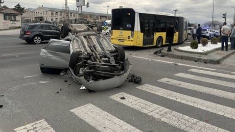 Belediye otobüsü ile otomobil çarpıştı