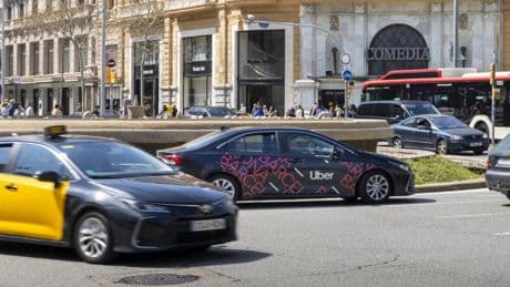 Taxistas de Barcelona intentan acelerar el trámite de la ley con la que quieren barrer los VTC