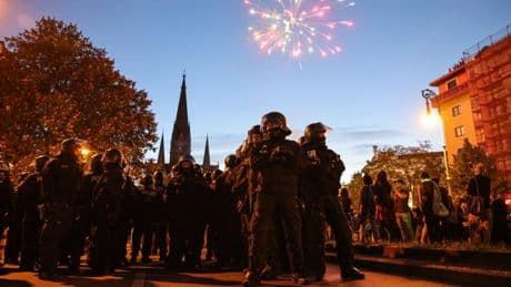 Als eine Grußbotschaft der Ex-Terroristin verlesen wird, klatscht die Menge