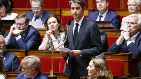 Les députés examinent le texte pour élever Alfred Dreyfus au rang de général de brigade, divergences dans le bloc central
