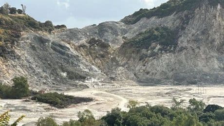 Forscher stoßen auf rätselhafte Risse unter Europas Supervulkan