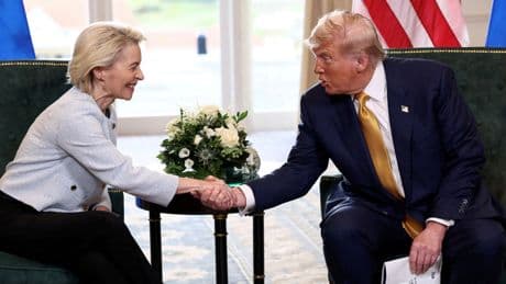 Droits de douane : l’UE suspend ses mesures de rétorsion après l’accord commercial noué avec Donald Trump