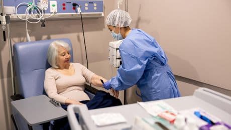 Cancer du sein hormonodépendant: chez les femmes de plus de 70 ans, la chimiothérapie s’avère le plus souvent inutile