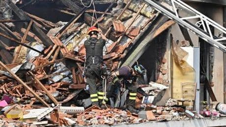 Esplosione in un appartamento vuoto: una vittima e cinque feriti