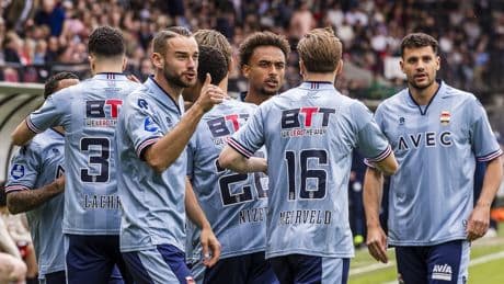 Willem II pakt punt met nieuwe coach, duel overschaduwd door botsing NEC'ers