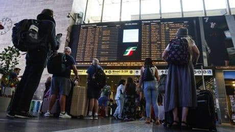 Treni nel caos tra blocchi sulle linee e ritardi