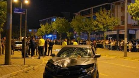 Otomobilin çarptığı 2 kadın hayatını kaybetti