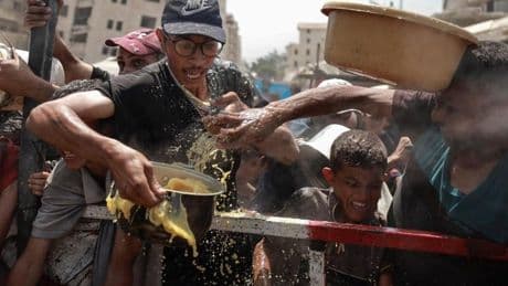 El caro y peligroso mercado negro de comida y medicinas en Gaza
